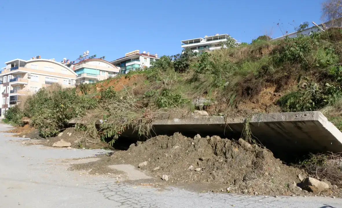 Alanya'da Toprak Kayması Anı Görüntülendi 9